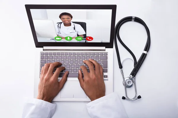 Primer Plano Videoconferencia Mano Médico Con Colega Africano Ordenador Portátil — Foto de Stock