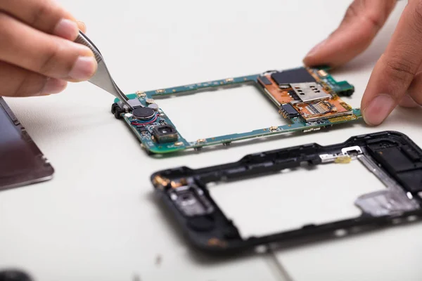 Nahaufnahme Der Hand Eines Technikers Der Beschädigtes Smartphone Repariert — Stockfoto