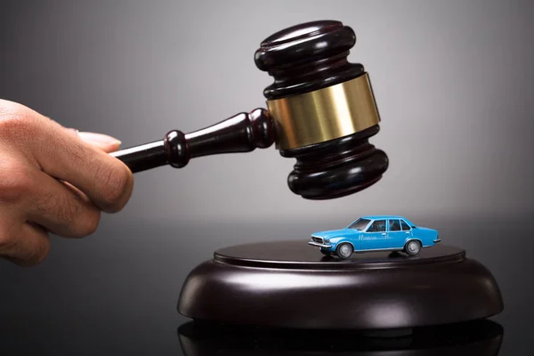 Close Judge Hand Striking Gavel Small Car Courtroom — Stock Photo, Image