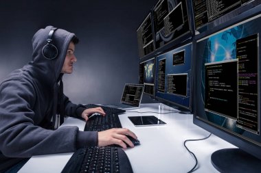 Arkadan görünüş bir hacker Office veri çalmak için birden fazla bilgisayar kullanma