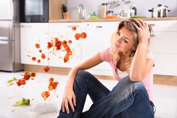 Retrato Uma Jovem Mulher Preocupada Sentada Cozinha Suja Casa — Fotografia de Stock