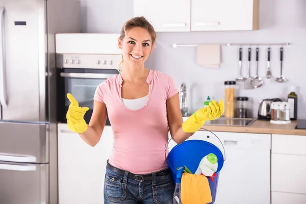 Temizlik Aletleri Mutfakta Ayakta Kova Taşıyan Eldiven Giymiş Mutlu Bir — Stok fotoğraf