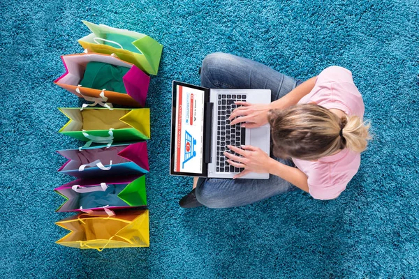 Erhabene Ansicht Einer Frau Die Auf Teppich Sitzt Und Online — Stockfoto