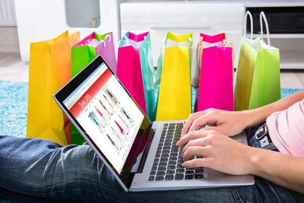 Frau Sitzt Mit Laptop Auf Teppich Und Kauft Online Neben — Stockfoto