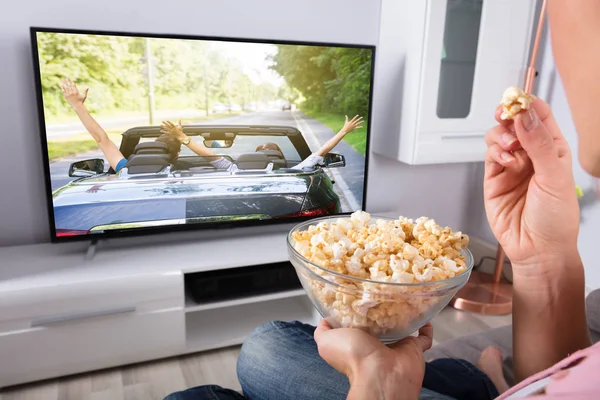 Bliska Osoba Ręka Trzyma Popcorn Podczas Odtwarzania Filmu Telewizji Domu — Zdjęcie stockowe
