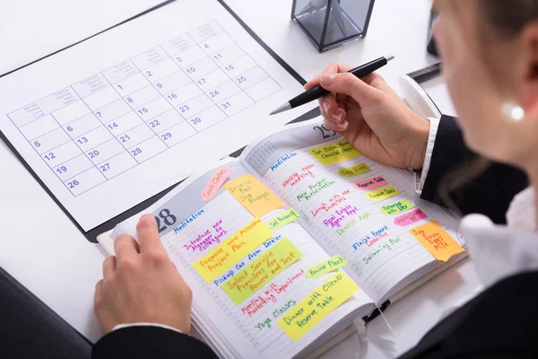 Close Businesswoman Marking Schedule Using Planner Diary Workplace — Stock Photo, Image