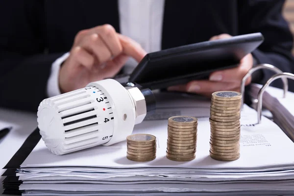 Buik Van Zakenvrouw Berekening Van Factuur Met Thermostaat Munten Tafel — Stockfoto