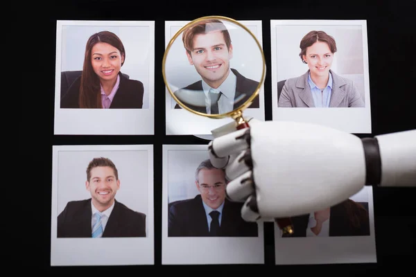 Närbild Robotens Hand Tittar Kandidat Fotografi Med Förstoringsglas — Stockfoto