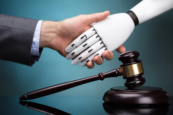 Primer Plano Gavel Frente Empresario Robot Shaking Hands —  Fotos de Stock