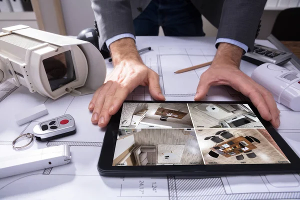 Persoon Kijken Naar Beelden Digitale Tablet Met Veiligheid Uitrustingen Blauwdruk — Stockfoto