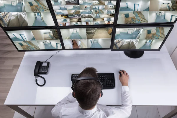 Erhöhter Blick Auf Männliche Wachmänner Die Mehrere Kameraaufnahmen Computer Arbeitsplatz — Stockfoto