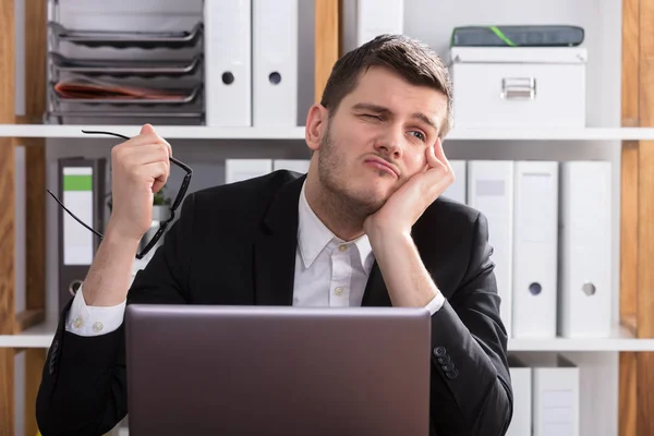 Nachdenklicher Junger Geschäftsmann Sitzt Büro Hinter Laptop — Stockfoto