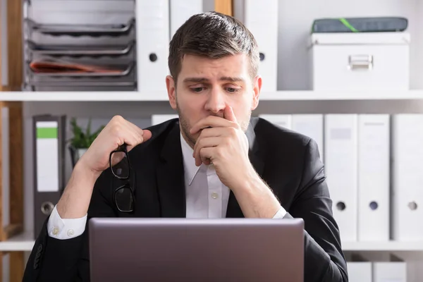 Close Empresário Preocupado Olhando Para Laptop Escritório — Fotografia de Stock