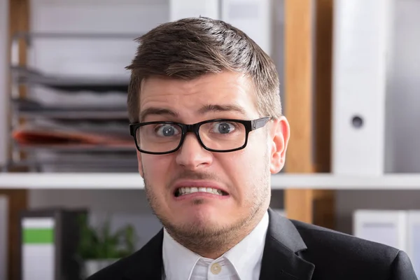 Nahaufnahme Eines Irritierten Jungen Geschäftsmannes Mit Brille — Stockfoto
