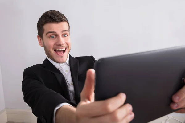 Primer Plano Joven Empresario Feliz Mirando Tableta Digital — Foto de Stock