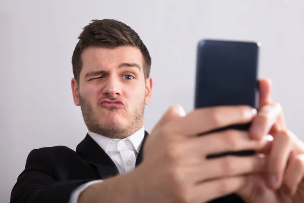 Nahaufnahme Eines Jungen Geschäftsmannes Der Ein Selfie Mit Seinem Handy — Stockfoto