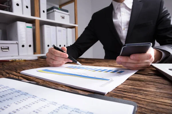 Affärsmans Hand Kontroll Finansiella Diagram Trä Skrivbord — Stockfoto