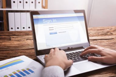 Bir işadamının'ın Web sitesinde Office içinde Laptop içine el imzalama yakın çekim