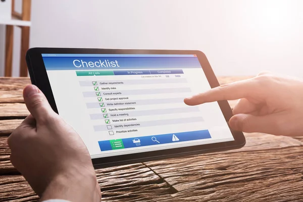 Close Van Een Ondernemer Hand Vullen Checklist Formulier Digitale Tablet — Stockfoto