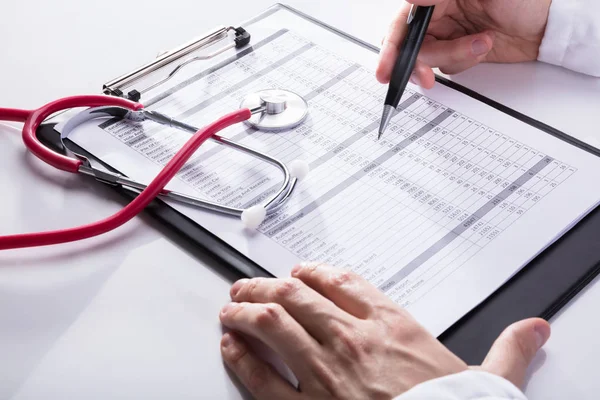 Primer Plano Estetoscopio Cerca Mano Del Médico Analizando Informe Portapapeles — Foto de Stock