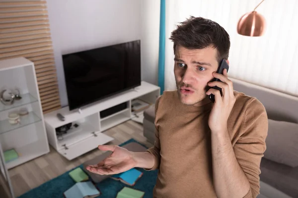 Martwi Się Młody Człowiek Rozmowy Telefon Napad Dom — Zdjęcie stockowe