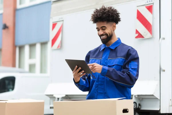 Smiling Delivery Man Pie Cerca Camioneta Revisando Pedido Una Tableta — Foto de Stock