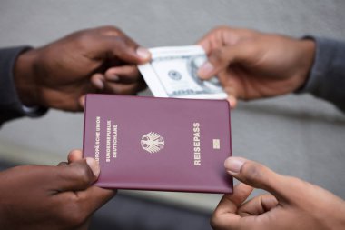 İki eli pasaport bizim için Doları notlar alışverişi Close-Up
