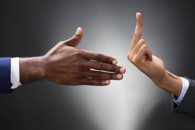 Lanet orta parmak ile el sıkışan kişiye gösteriş işadamı
