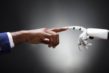 Parmakları Robot ve gri arka planı dokunmadan adam