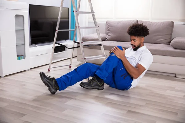 Joven Macho Mover Cayendo Escalera Sala Estar Teniendo Dolor Rodilla —  Fotos de Stock