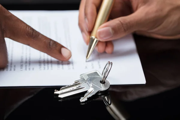 Primer Plano Del Contrato Firma Manos Una Persona Con Llaves — Foto de Stock