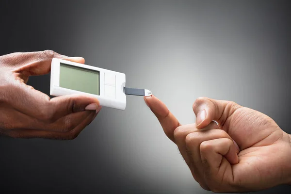 Primer Plano Las Manos Los Médicos Usando Glucosímetro Dedo Para — Foto de Stock