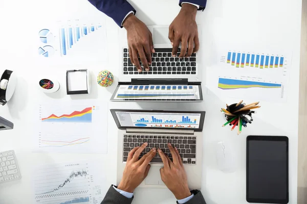 Zwei Geschäftsleute Analysieren Grafik Auf Laptop Büro — Stockfoto