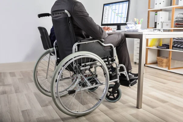 Rückansicht Eines Geschäftsmannes Rollstuhl Mit Einem Kollegen Schreibtisch Büro — Stockfoto