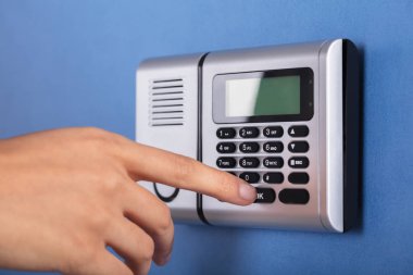 Güvenlik sisteminde kodunu girerek bir birinin elini Close-Up