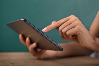 Dijital Tablet kullanarak bir öğretmenin ele Close-Up