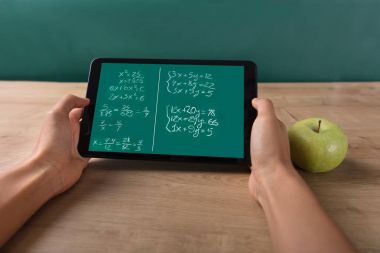Bir öğrencinin el Resepsiyon üzerinde dijital tablet matematik Problem çözme Close-Up