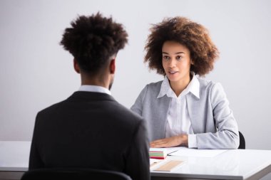 Genç iş kadını işyerinde erkek aday mülakat