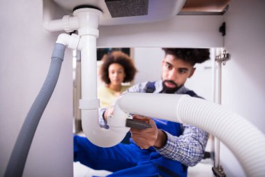 Mutfakta lavabonun boru sabitleme erkek tesisatçı Close-Up