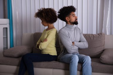 Mutsuz genç çift oturma evde koltukta arkaya