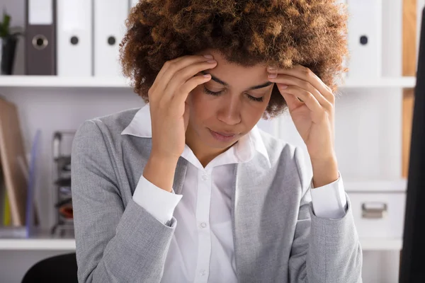 Retrato Una Mujer Negocios Afroamericana Que Sufre Dolor Cabeza Oficina — Foto de Stock