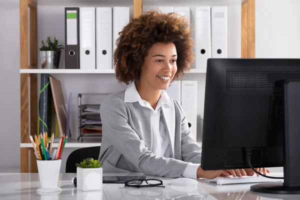 Empresária Feliz Trabalhando Computador Escritório — Fotografia de Stock