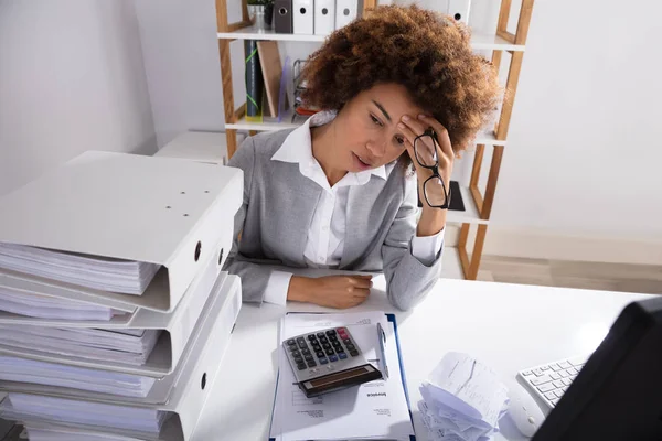 Yorgun Işkadını Office Dosya Yığını Ile Oturan Yüksek Açılı Görünüş — Stok fotoğraf