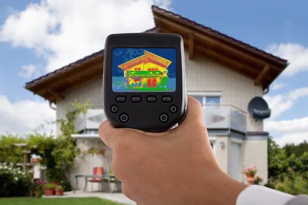 Close Person Detecting Heat Loss House Using Infrared Thermal Camera — Stock Photo, Image