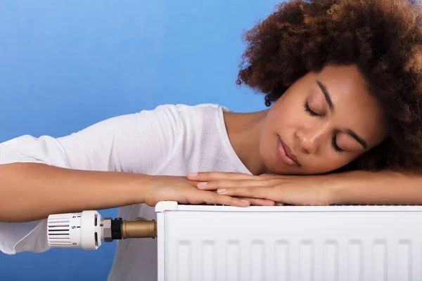 Primer Plano Una Mujer Joven Durmiendo Radiador Calefacción —  Fotos de Stock