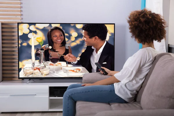 Femme Assise Sur Canapé Regardant Télévision Maison — Photo