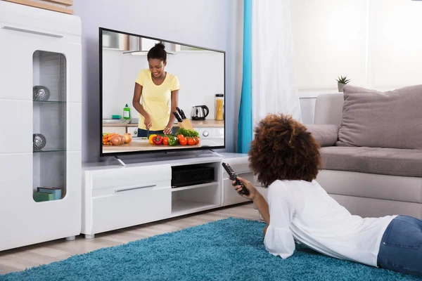 Vrouw Liggend Een Tapijt Thuis Televisie Kijken — Stockfoto