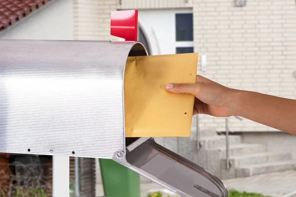 Mektup Gümüş Posta Kutusundan Çıkarmadan Bir Birinin Elini Close — Stok fotoğraf