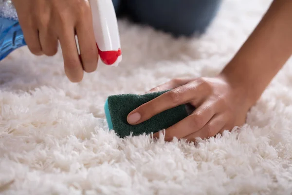 Close Dari Person Hand Cleaning Carpet Dengan Sponge — Stok Foto