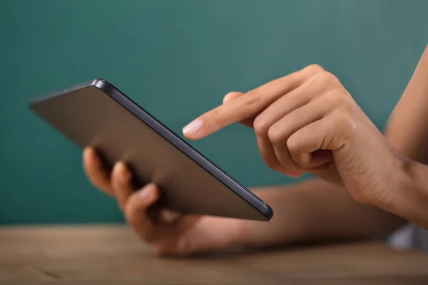 Close Teacher Hand Menggunakan Tablet Digital — Stok Foto